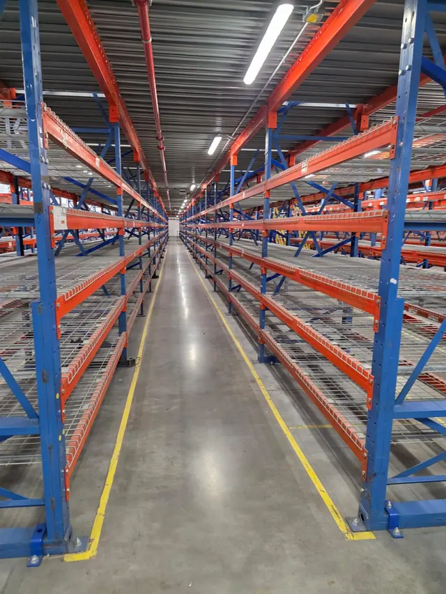 Pasillo de racks industriales estructurales usados