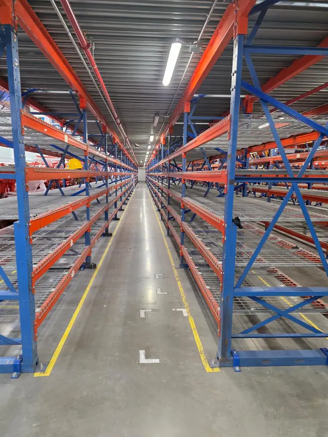 Rack estructural con cuatro niveles de parrilla